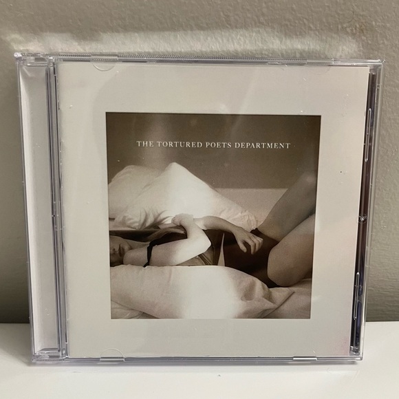 Taylor Swift Signed CD The Tortured Poets Department TTPD Autographed In Hand 🔥 - Picture 3 of 7